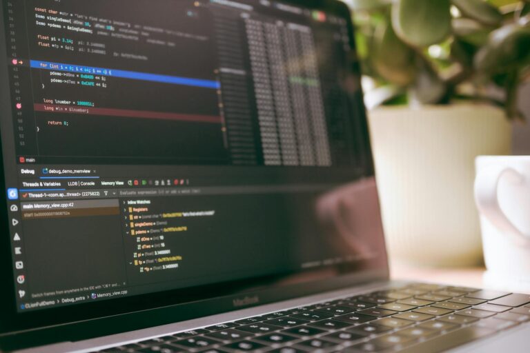 Gemini ou ChatGPT comparaison pour — code de programmation sur écran d'ordinateur