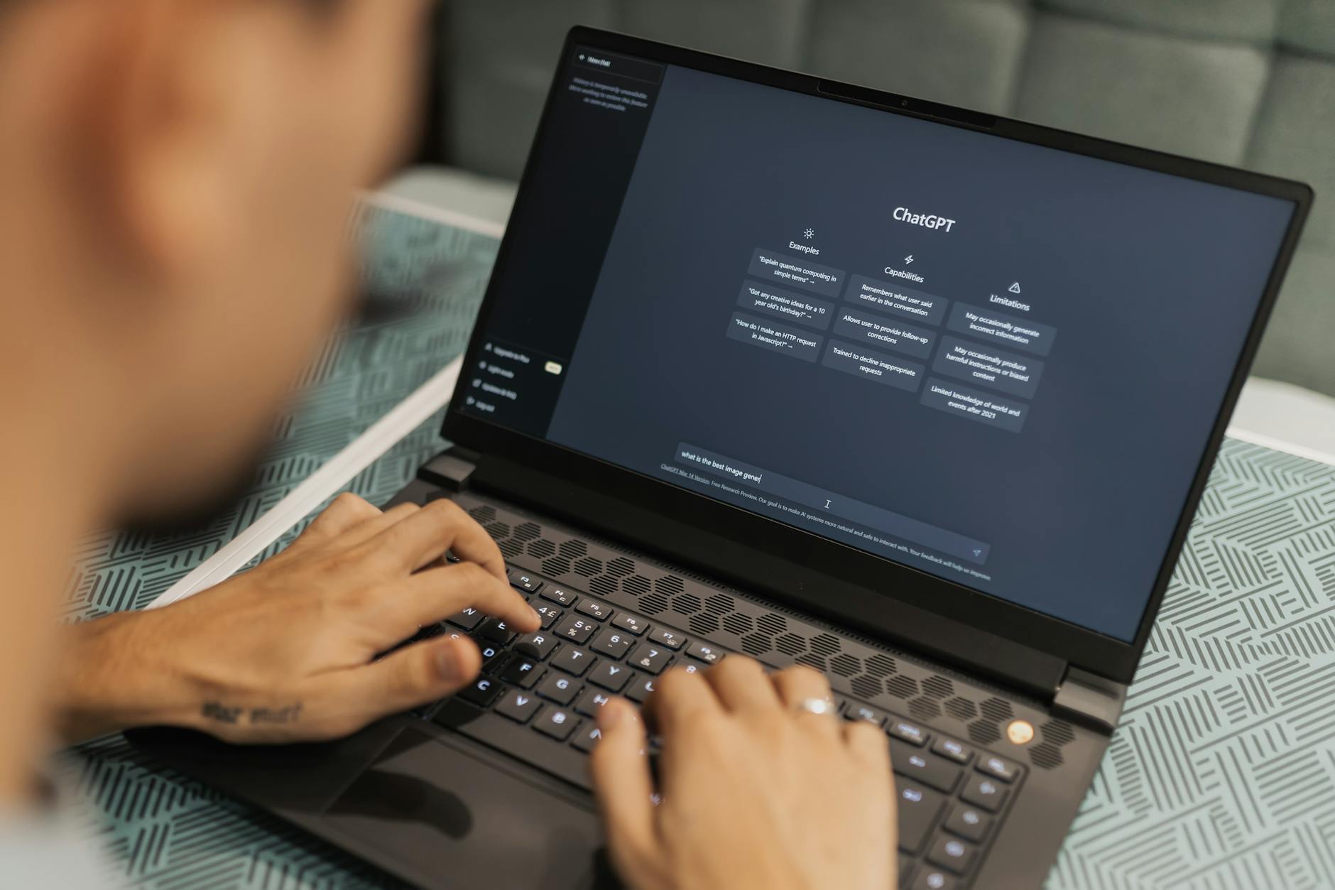 IA indétectable : comment fonctionnent vraiment les détecteurs de texte généré par IA — personne tapant sur un ordinateur avec IA