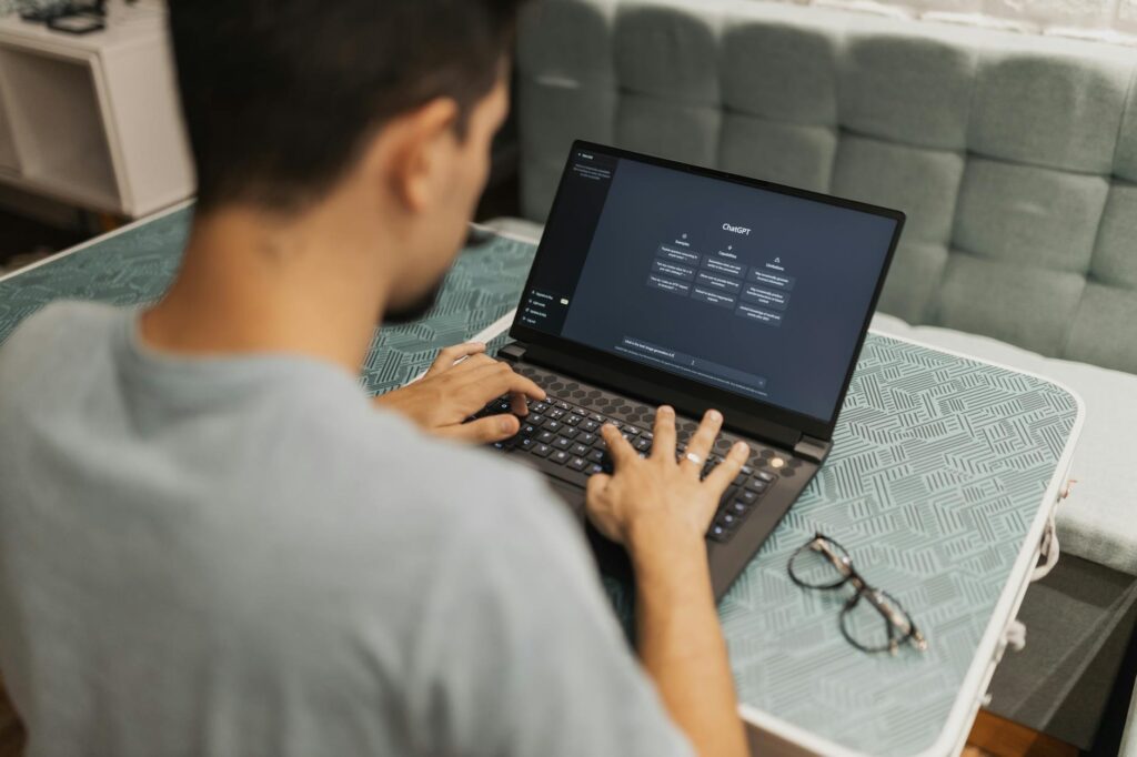 IA indétectable comment rendre un — personne tapant sur un ordinateur avec IA