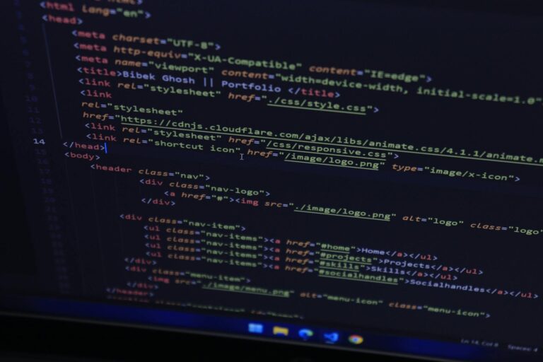 Inventeur du World Wide Web — Tim Berners-Lee codant sur ordinateur