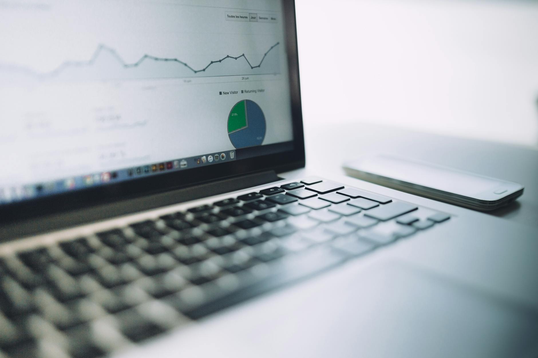 Pourquoi ton site n’apparaît pas sur Google : faux problème d’invisibilité, vrai problème d’indexation et de positionnement — tableau de bord d'analyse de site web
