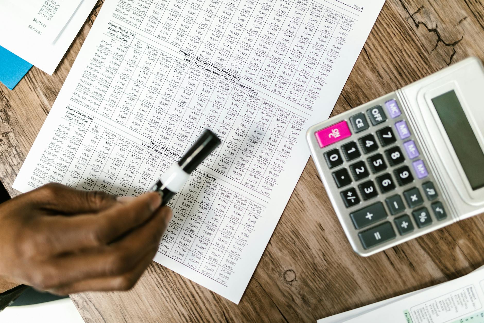Automatiser des calculs dans un tableau avec Excel, Google Sheets et LibreOffice — écran d'ordinateur avec calculs dans un tableau