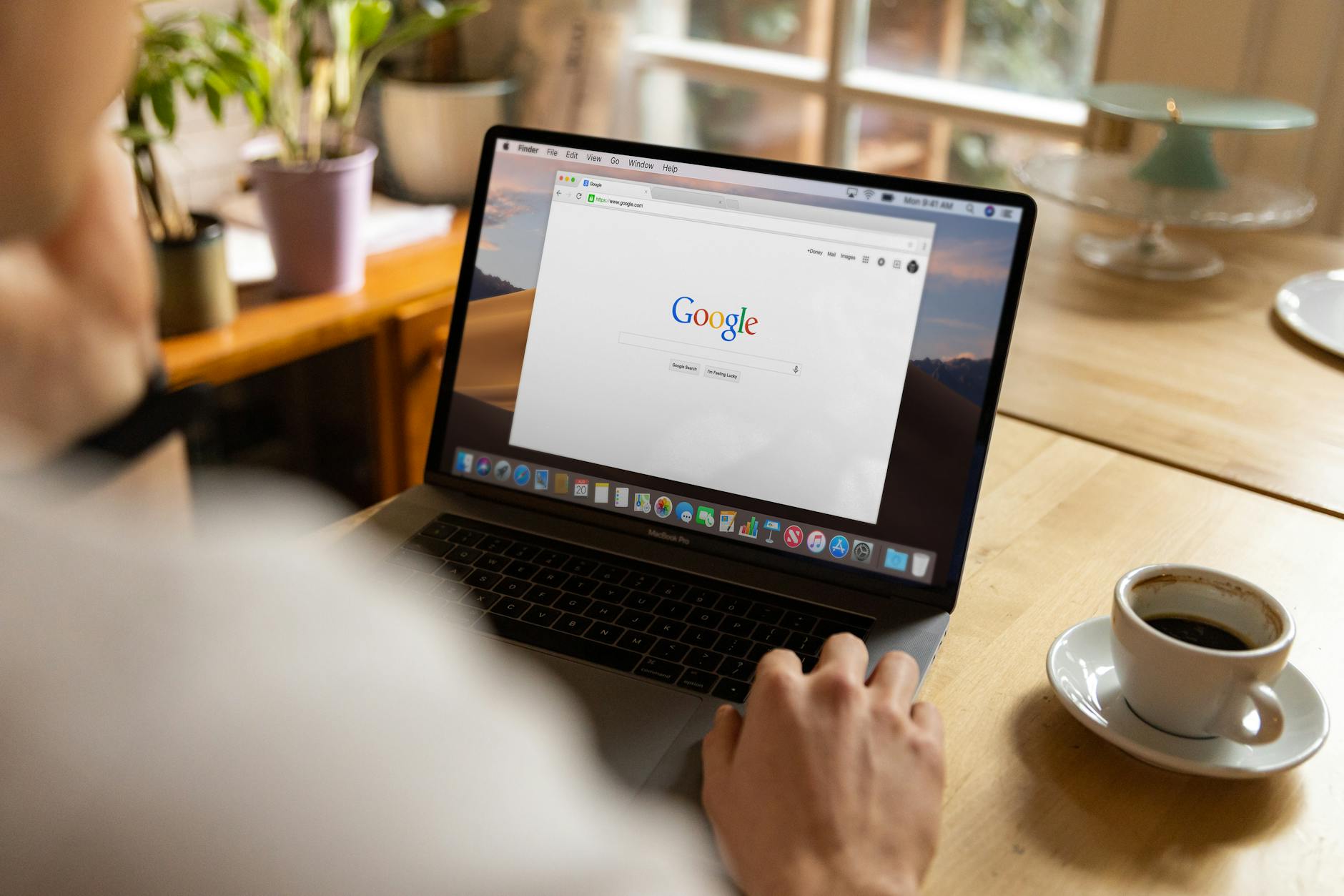 Rédacteur SEO pour page web à Mulhouse : rôle réel et impact sur ta visibilité locale — rédacteur SEO travaillant sur un ordinateur