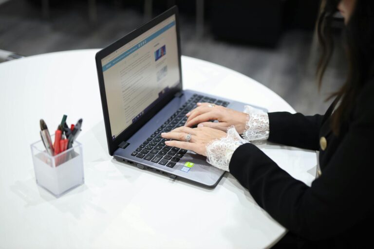 Rédacteur SEO pour page web — rédacteur SEO travaillant sur un ordinateur