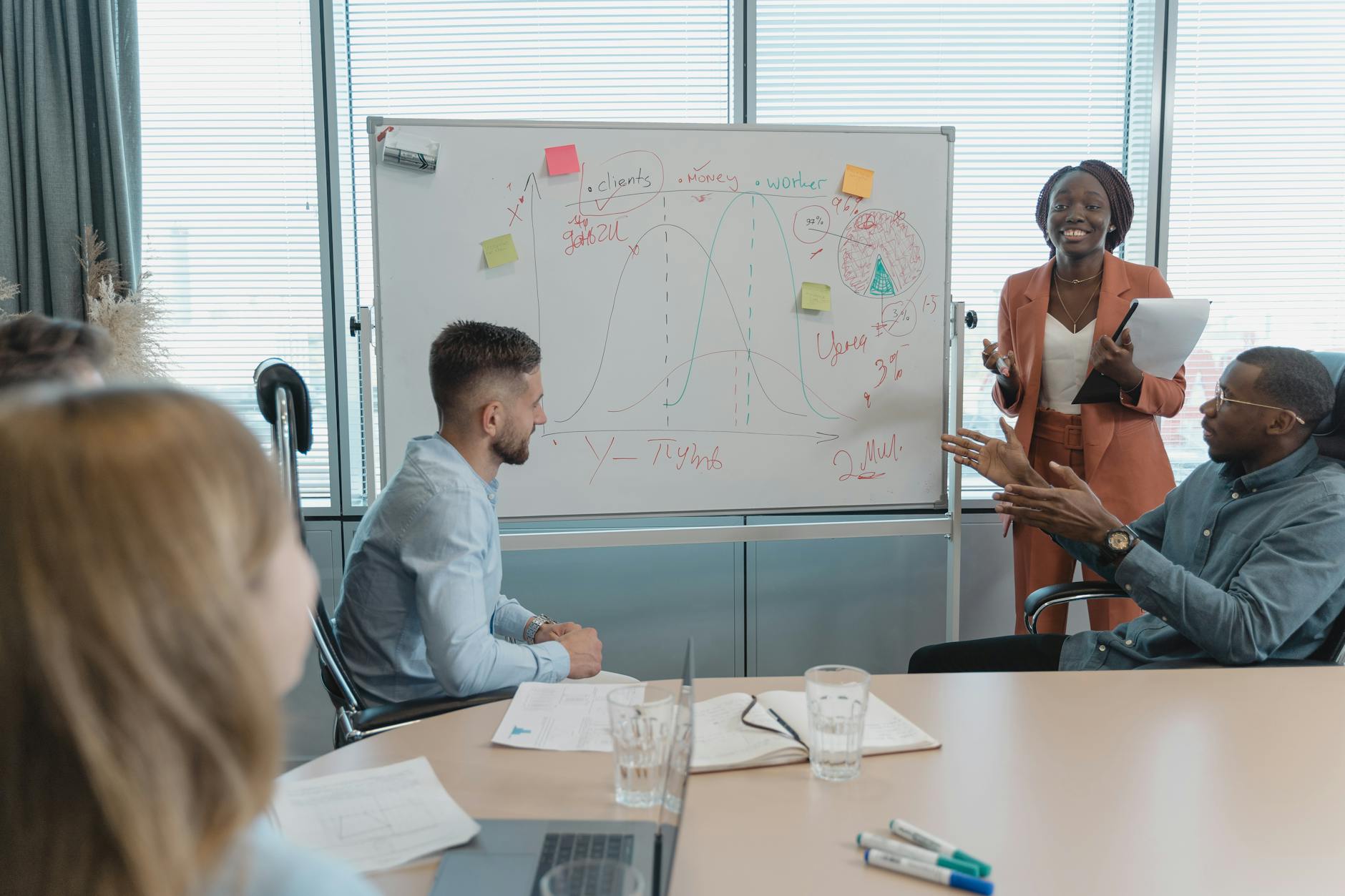 Sous-traitance SEO et externalisation du référencement naturel : de quoi parle-t-on réellement ? — réunion stratégie SEO avec équipe