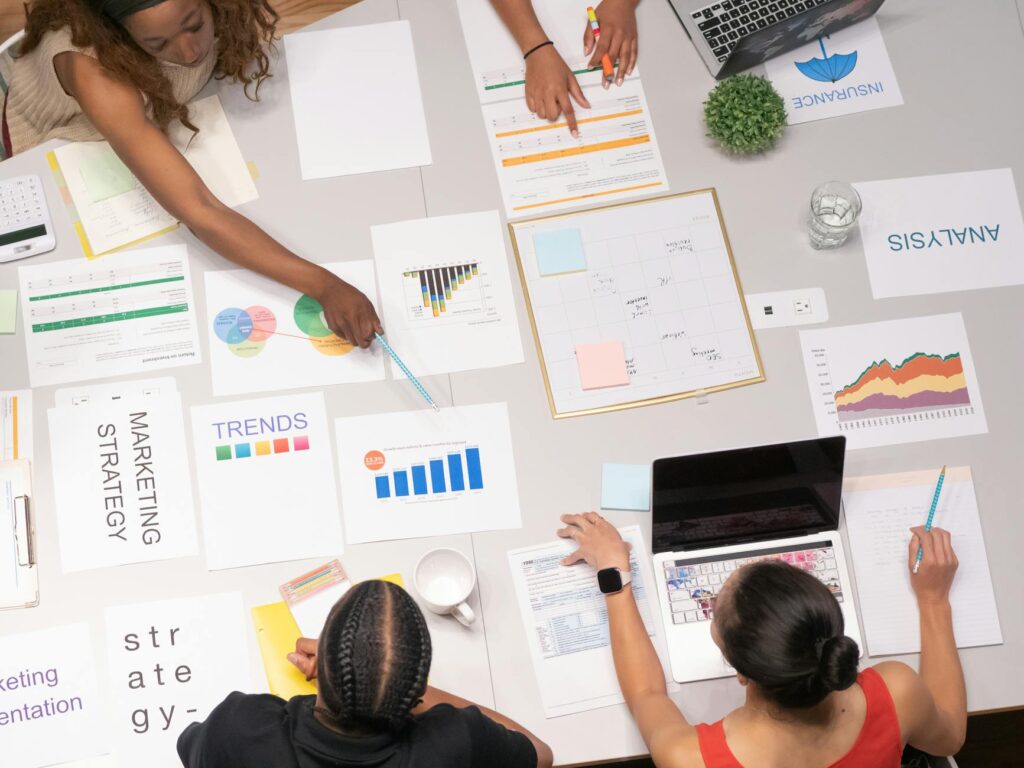 Sous-traitance SEO comment externaliser efficacement — réunion stratégie SEO avec équipe