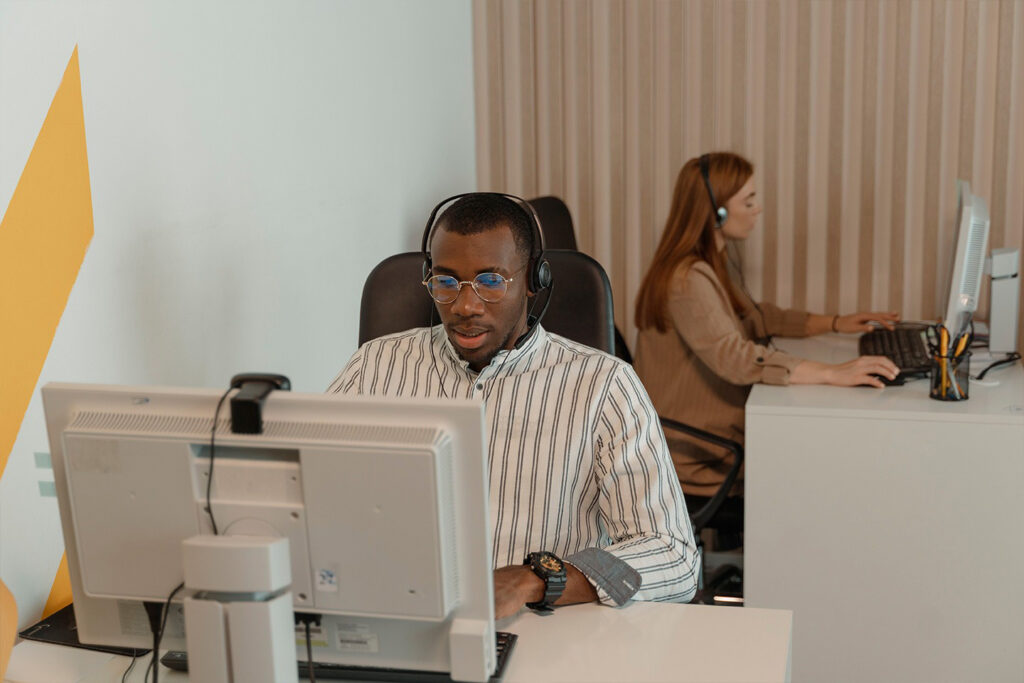 Découvrez comment le support informatique a évolué depuis les années 1990, des premières interventions manuelles aux solutions modernes et automatisées, pour mieux comprendre les avancées technologiques et l'amélioration du service client.