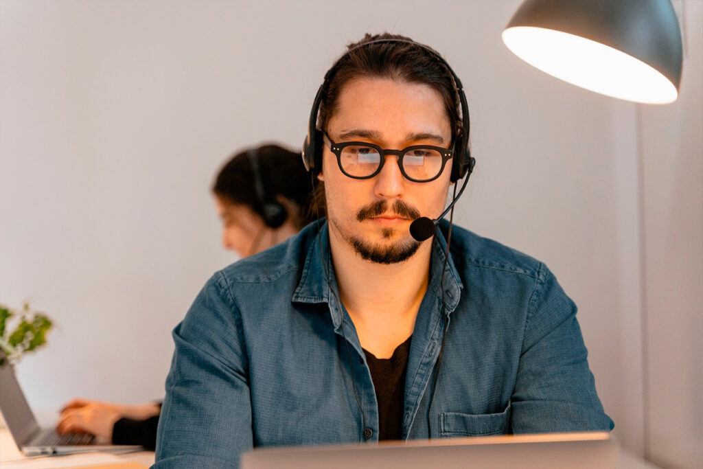 Découvrez comment le support informatique a évolué depuis les années 1990, des premières interventions manuelles aux solutions modernes et automatisées, pour mieux comprendre les avancées technologiques et l'amélioration du service client.