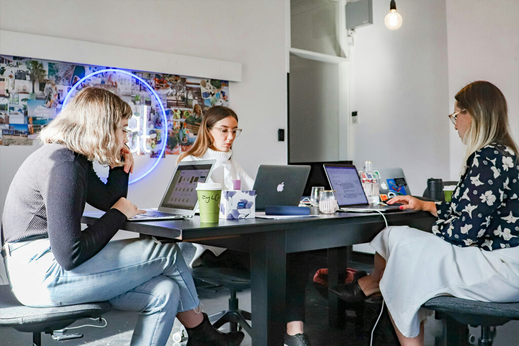 Découvrez comment l'intelligence artificielle transforme le marketing digital, en améliorant la personnalisation, l'automatisation et l'analyse des données pour des campagnes plus efficaces.