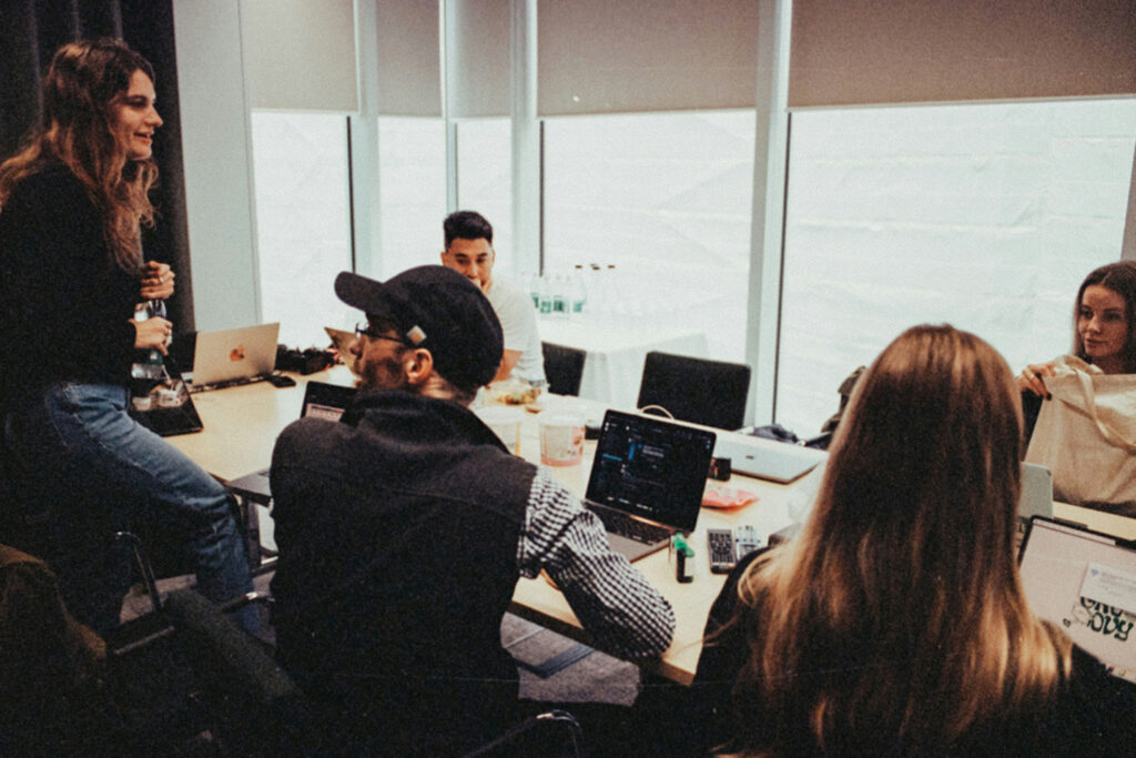 Découvrez comment l'intelligence artificielle transforme le marketing digital, en améliorant la personnalisation, l'automatisation et l'analyse des données pour des campagnes plus efficaces.