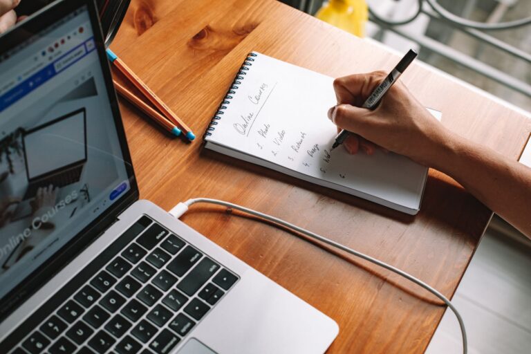 Combien de temps pour apprendre — personne apprenant WordPress sur ordinateur