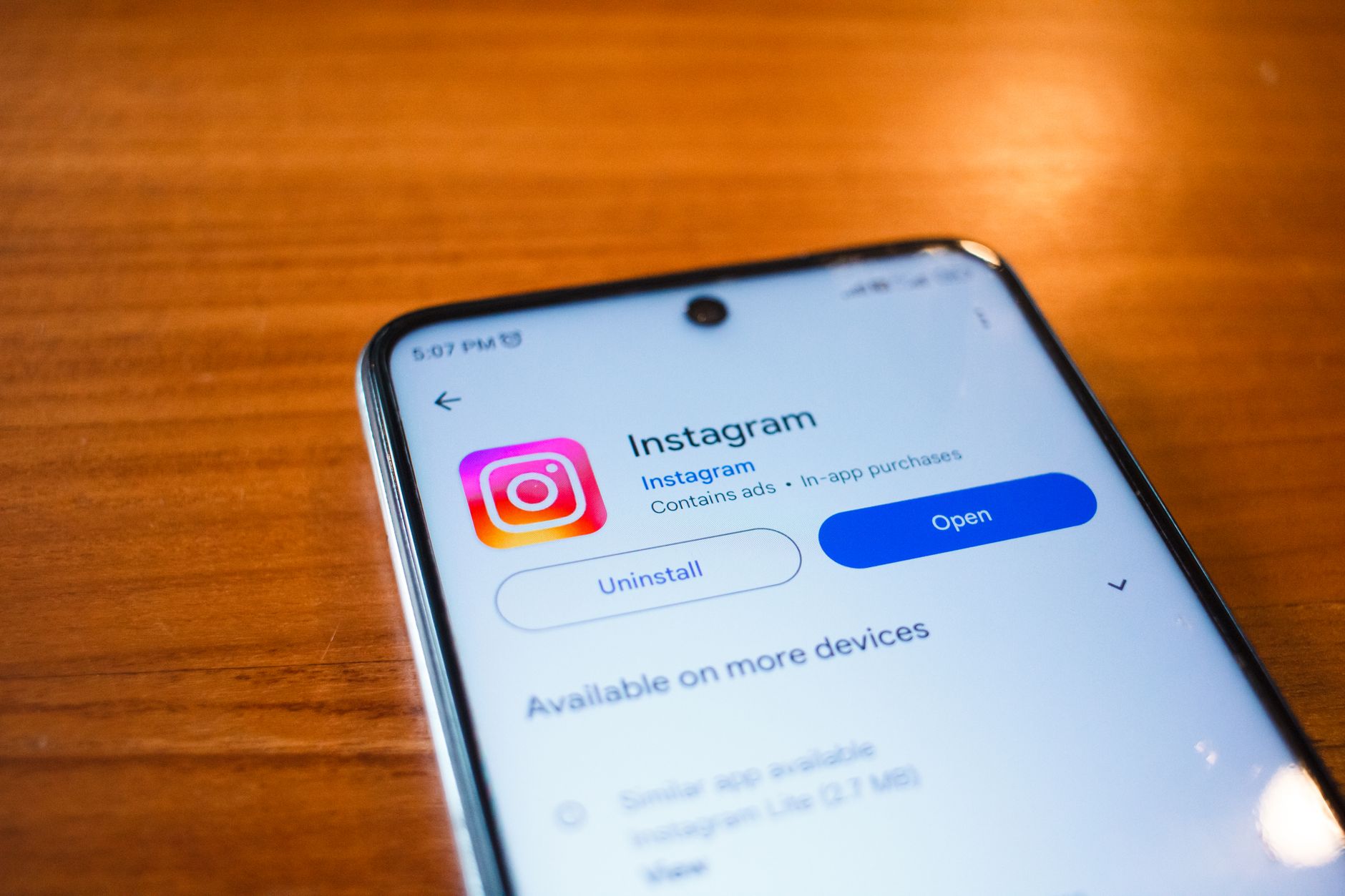 Certification Instagram et badge vérifié en 2026 : comment ça marche vraiment — badge de vérification Instagram sur smartphone