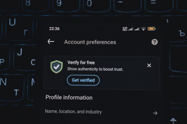Comment avoir la certification Instagram — badge de vérification Instagram sur smartphone