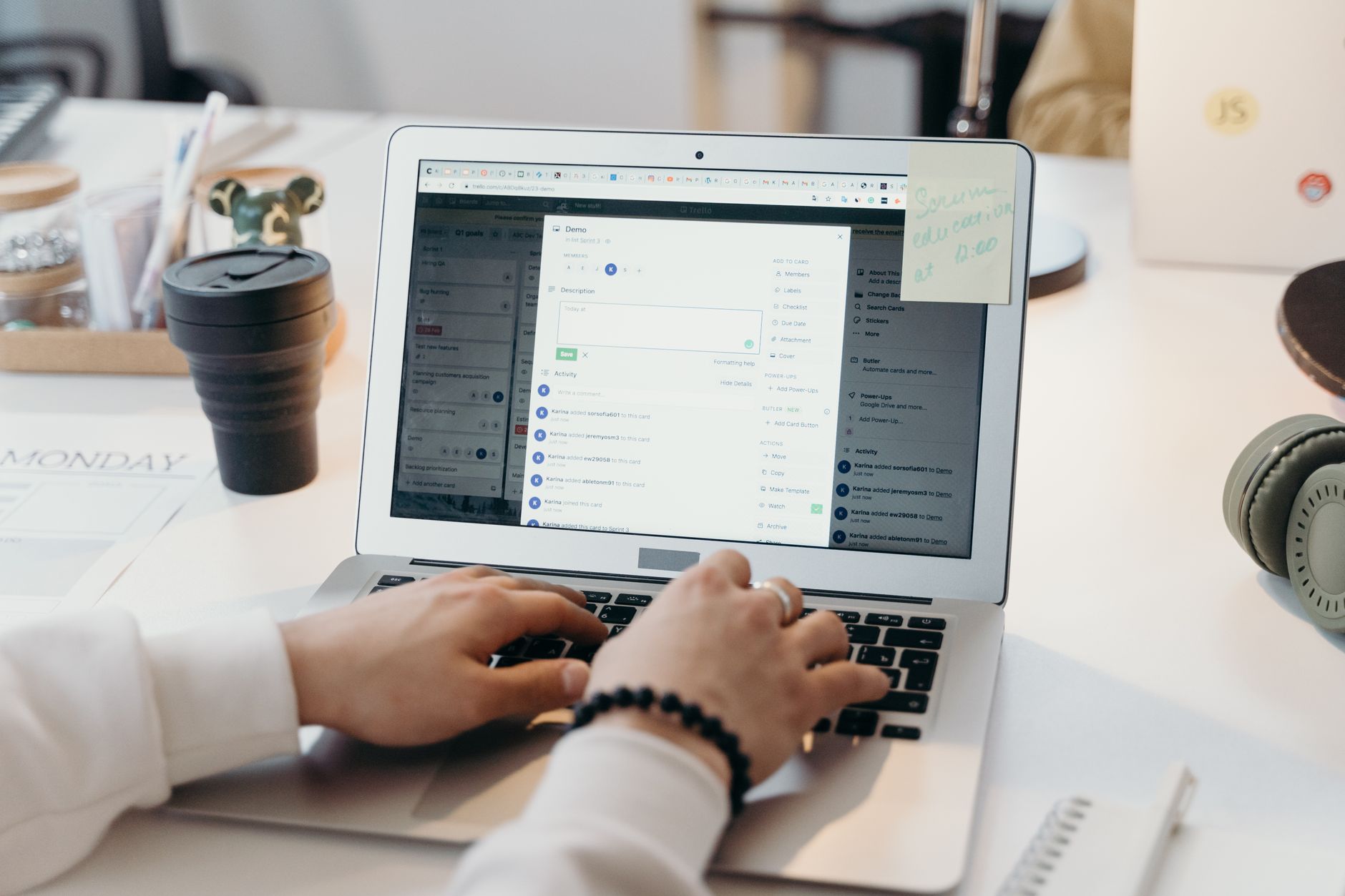 Envoyer un mail en différé sur Outlook : le principe et les cas où ça change la donne — programmation d'email sur écran d'ordinateur
