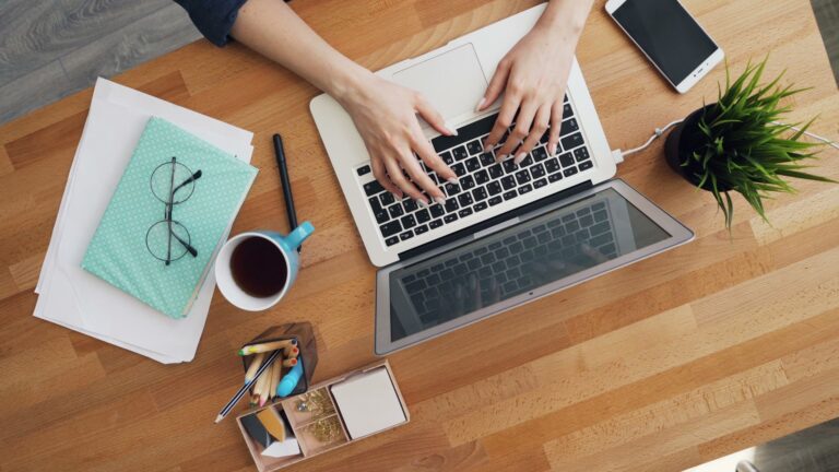 Comment humaniser un texte généré — personne tapant sur un ordinateur portable