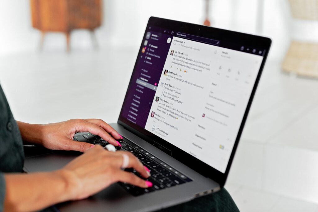 Comment organiser sa boîte mail — boîte mail organisée sur écran d'ordinateur