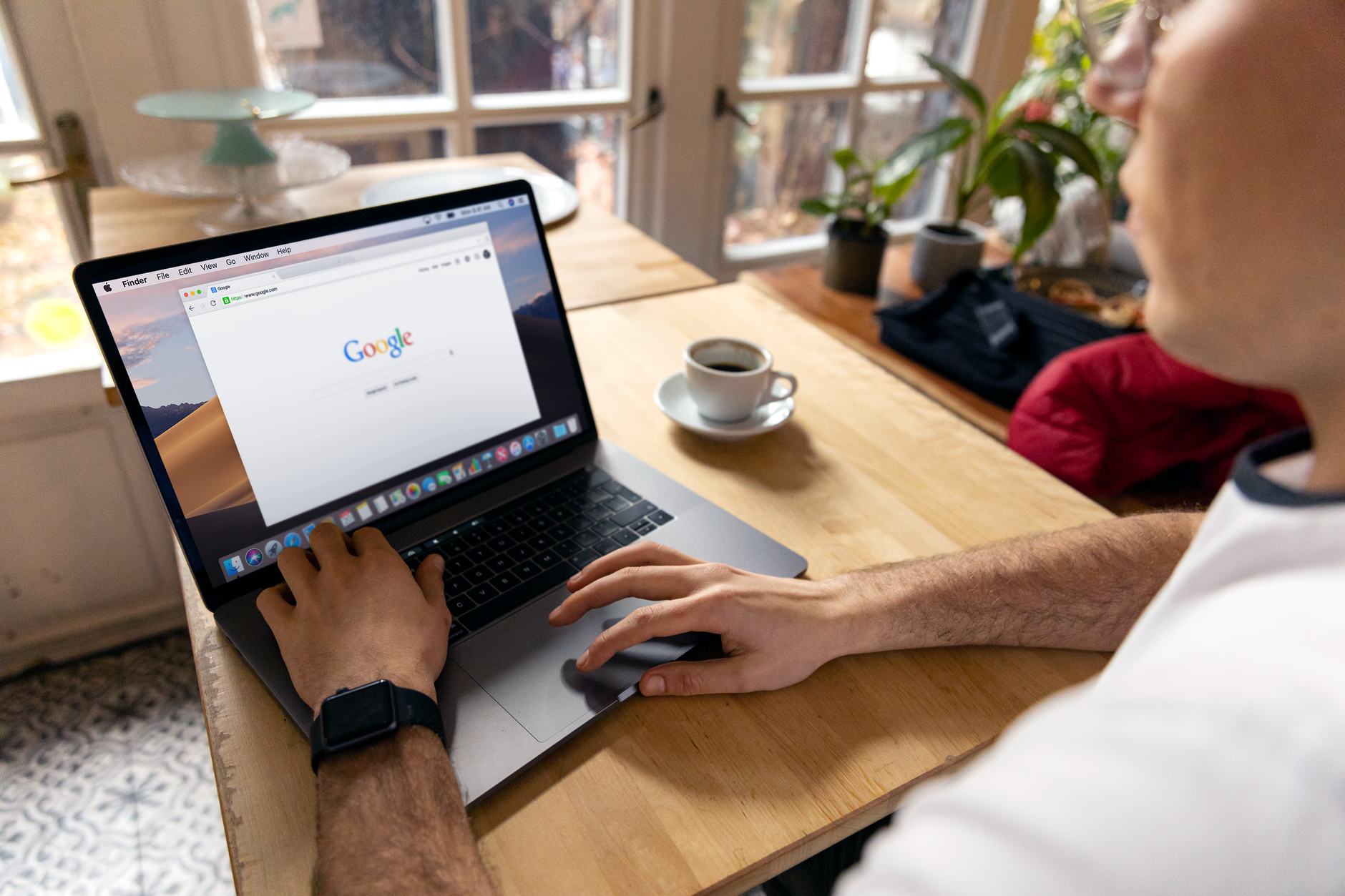 Indexation Google et réglages WordPress : les premiers réflexes quand ton site n’apparaît pas — personne utilisant un ordinateur pour le SEO