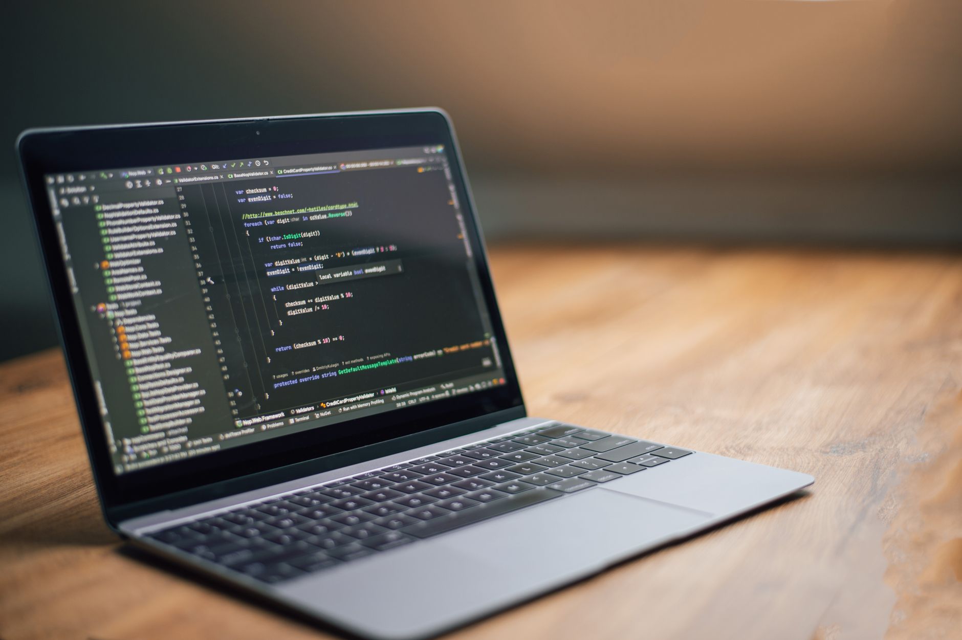 Les principes fondamentaux du logiciel libre — logiciel libre code sur ordinateur portable