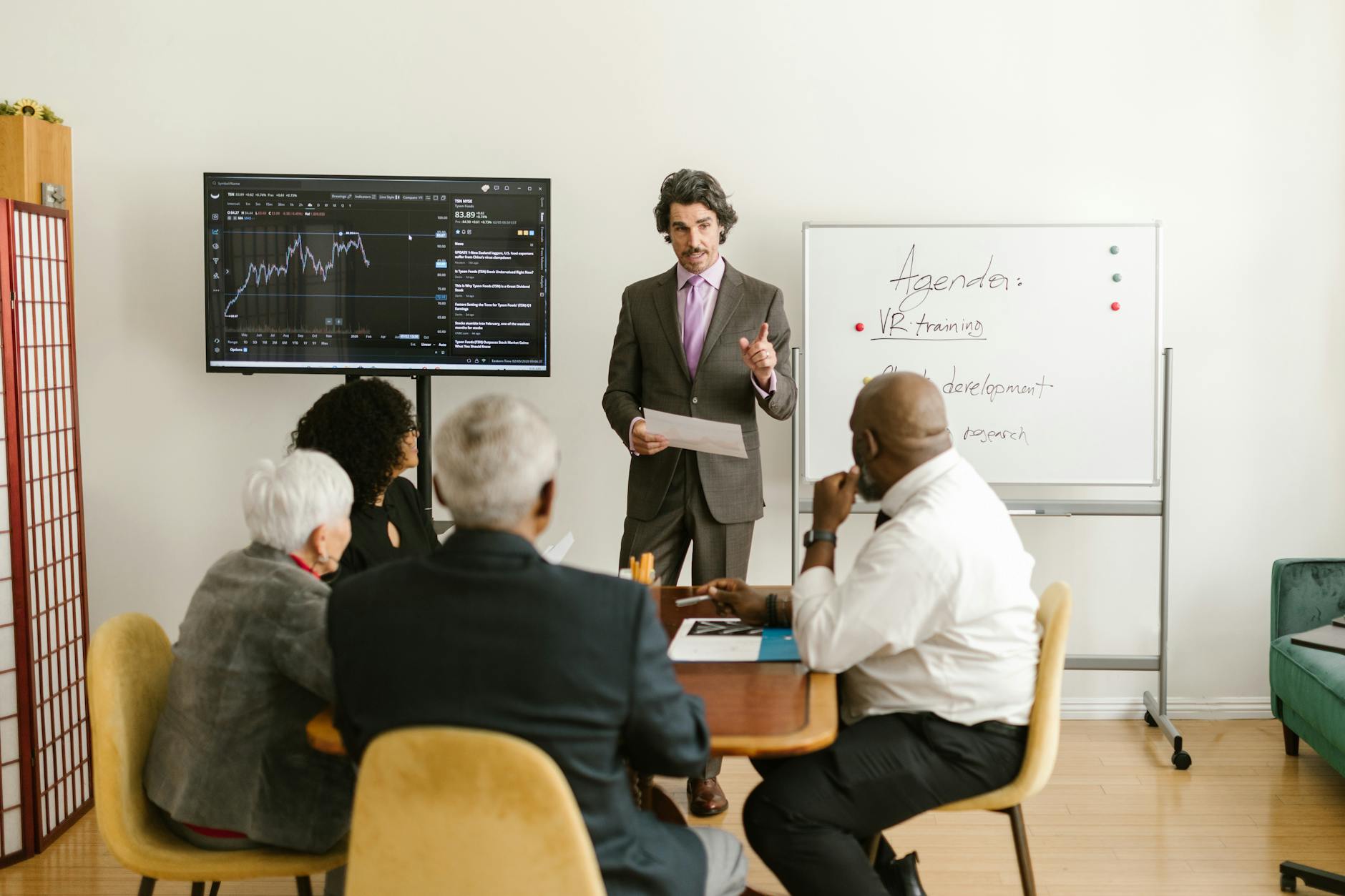 Quelle police choisir pour une présentation PowerPoint claire et lisible — personne faisant une présentation PowerPoint