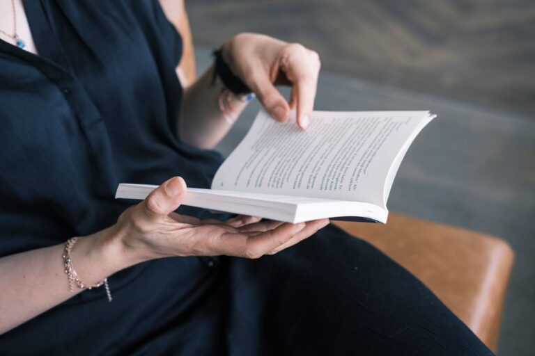 Quelle police est la plus — personne lisant un livre avec une police claire