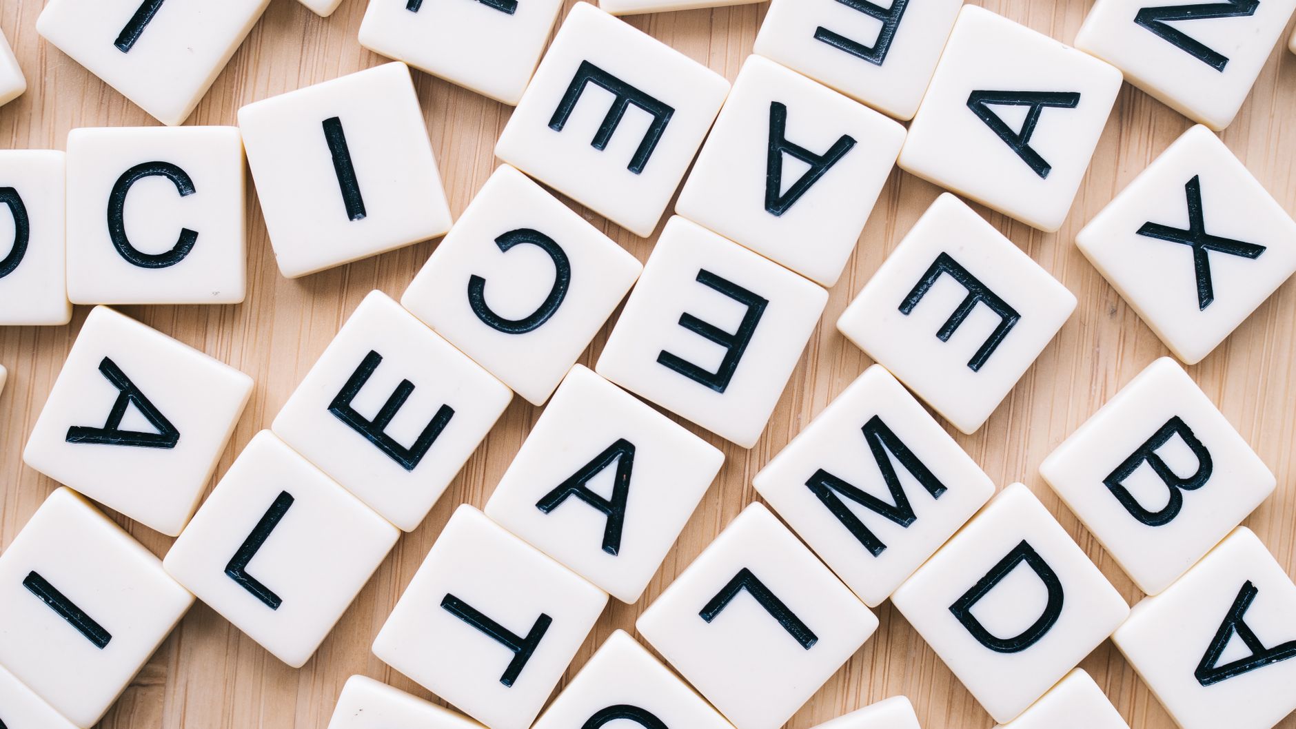 Typographie de logo et perception de marque : pourquoi la police change tout — exemples de typographie de logo