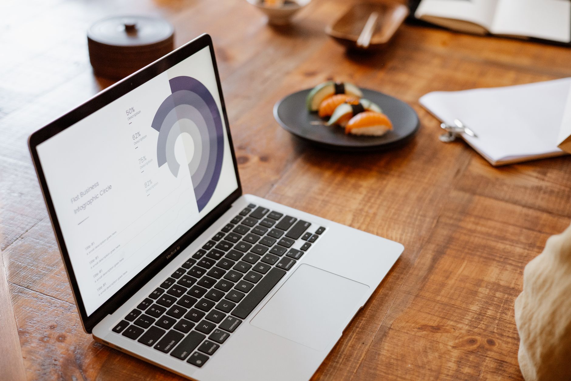 WordPress vs Webflow : philosophies opposées, impact direct sur le SEO et la propriété des données — infographie comparaison WordPress Webflow