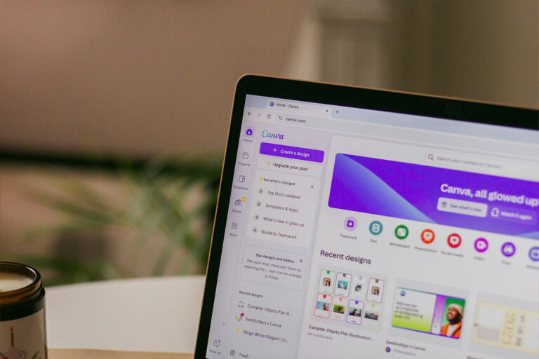 Comment ajouter une typo sur — personne concevant avec typographie Canva