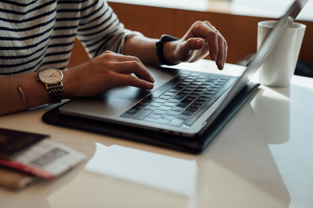 découvrez les différences essentielles entre drupal et wordpress en termes de sécurité, performance, coût et fonctionnalités pour choisir la meilleure solution pour votre site web.