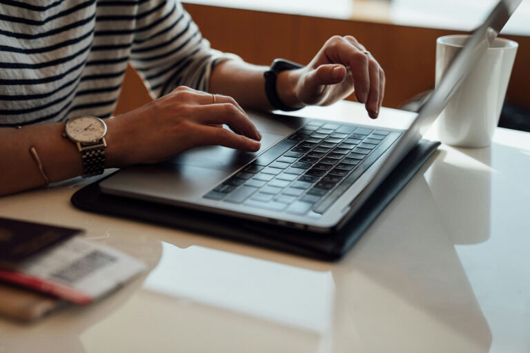 découvrez les différences essentielles entre drupal et wordpress en termes de sécurité, performance, coût et fonctionnalités pour choisir la meilleure solution pour votre site web.