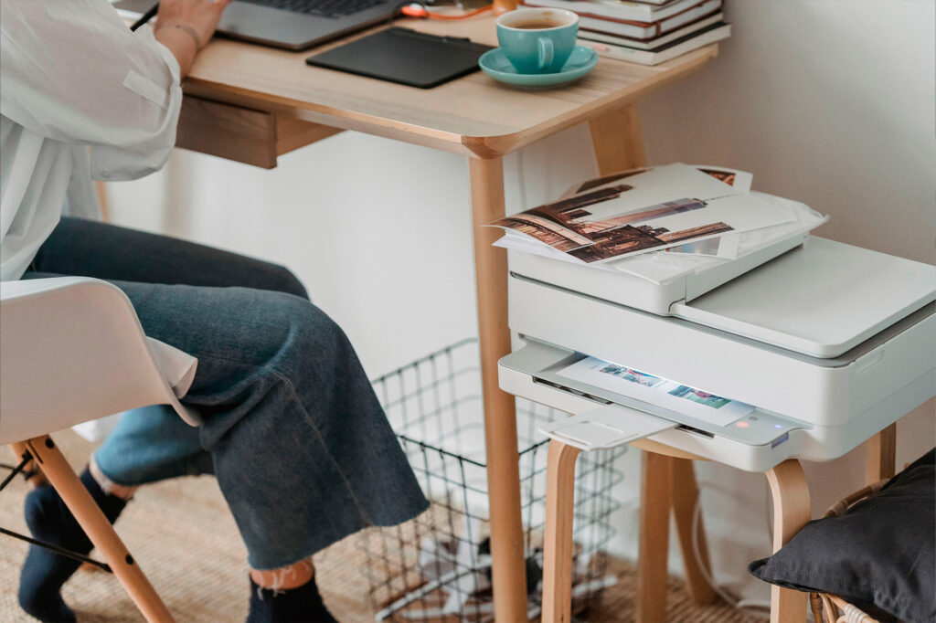 Découvrez comment bien vous équiper pour imprimer à domicile en télétravail sans dépenser une fortune. Astuces et conseils pour choisir le matériel adapté et économique.