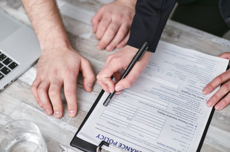 Article 12 RGPD comprendre les — personnes lisant un document de politique de confidentialité