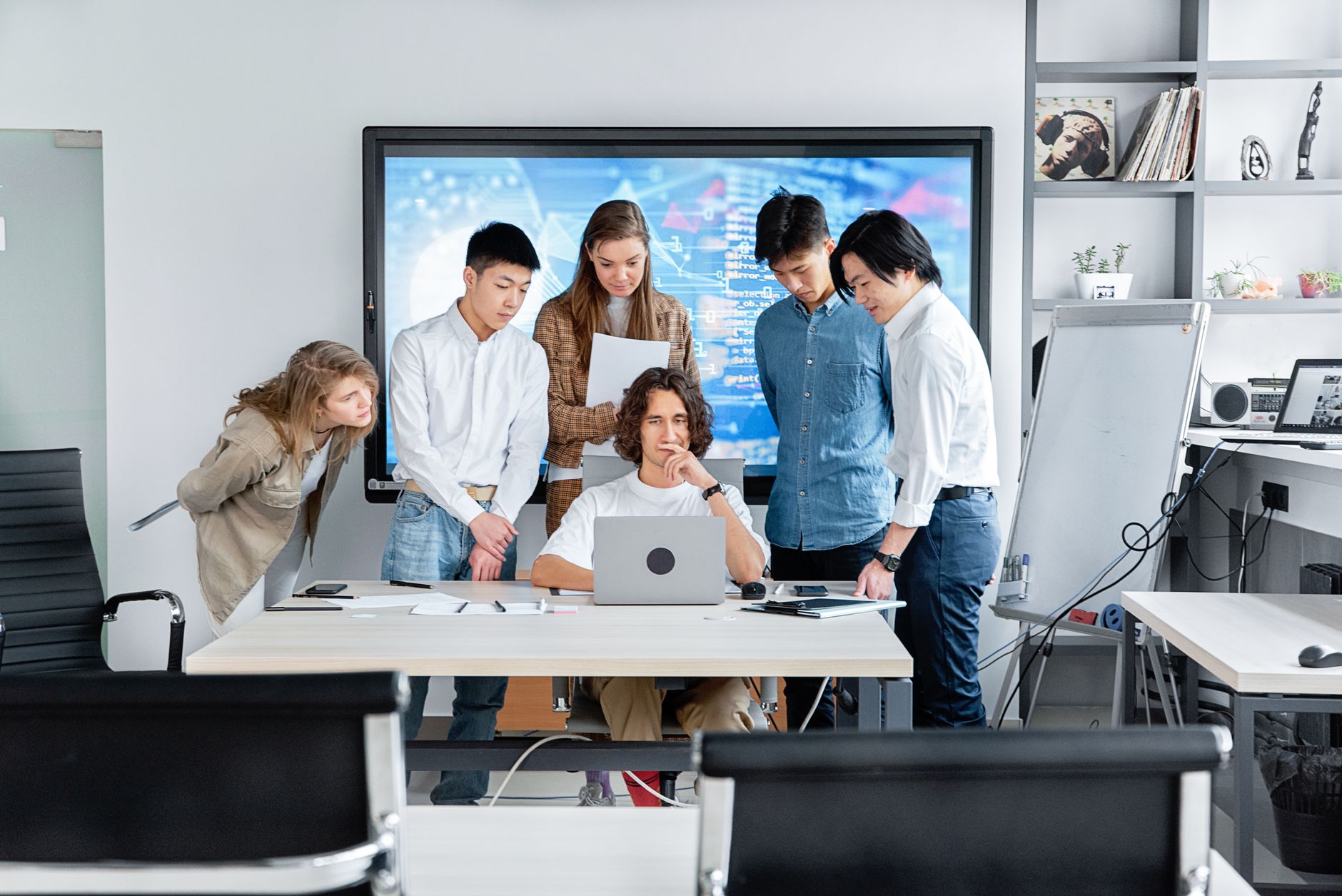 Durée de création d’un site internet : fourchettes réalistes et facteurs qui influencent le temps — équipe réunion développement site internet