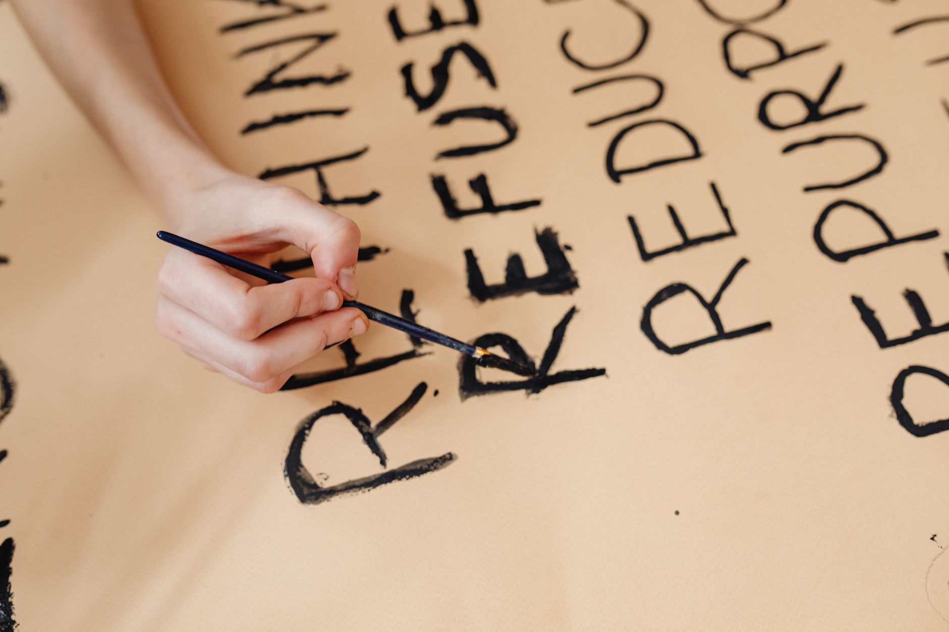 Ajouter une typo sur Canva via le Kit de marque : le chemin le plus fiable — personne concevant avec typographie Canva