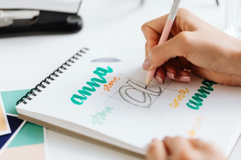 Comment ajouter une typo sur — personne concevant avec typographie Canva