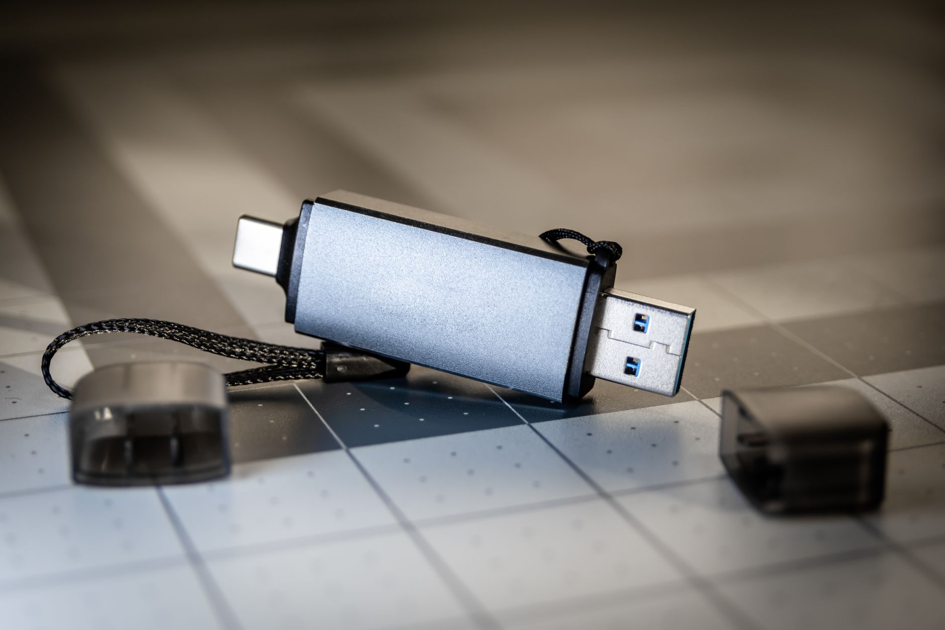 Enregistrer un diaporama Canva en PDF avant de le mettre sur une clé USB — clé USB avec document PDF