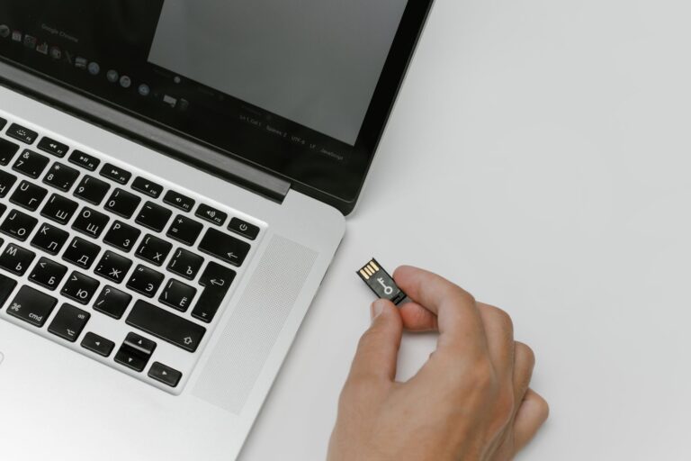 Comment enregistrer un diaporama Canva — clé USB avec document PDF