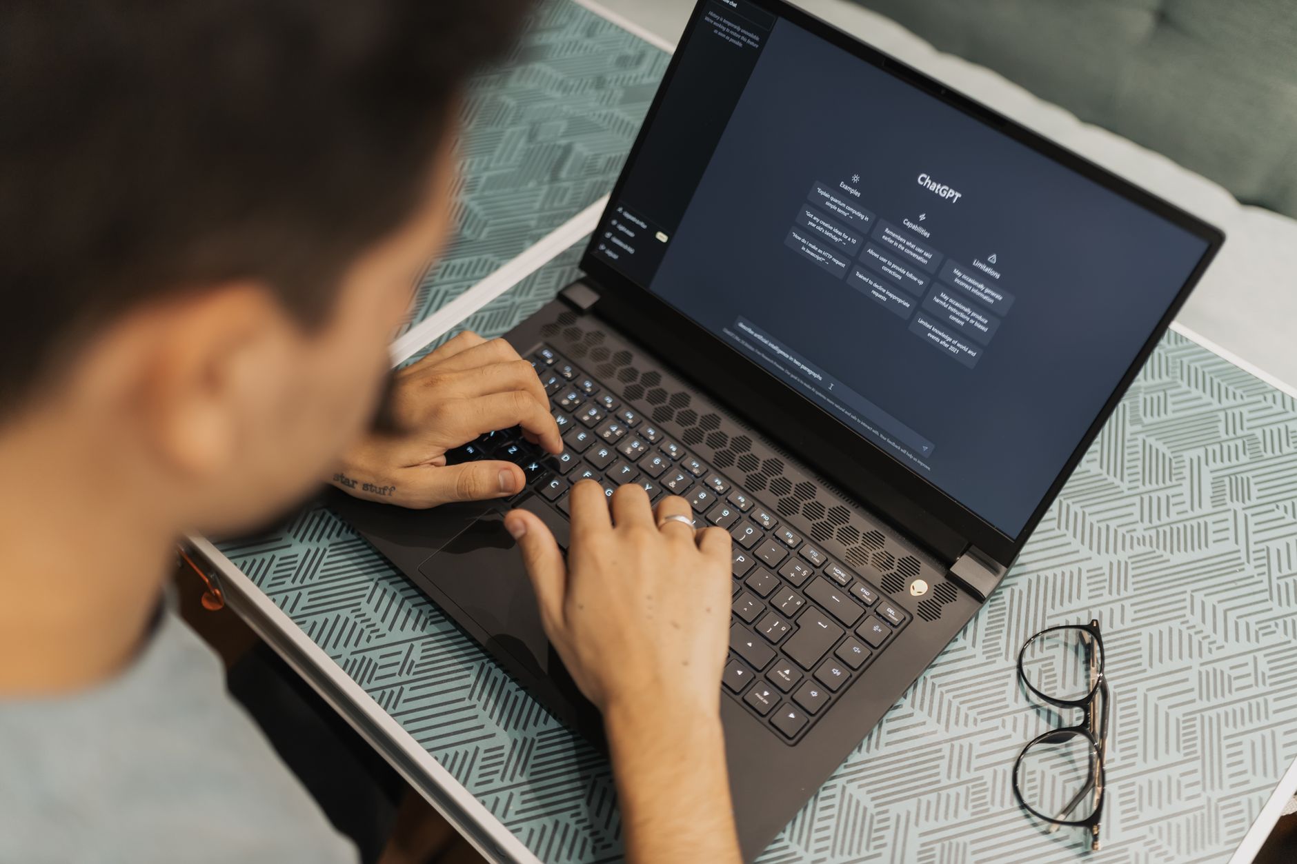 IA Excel et outils gratuits pour automatiser vos tableaux sans perdre le contrôle — personne utilisant Excel avec outils IA