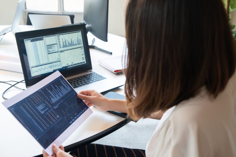 IA Excel outils gratuits, formules — personne utilisant Excel avec outils IA