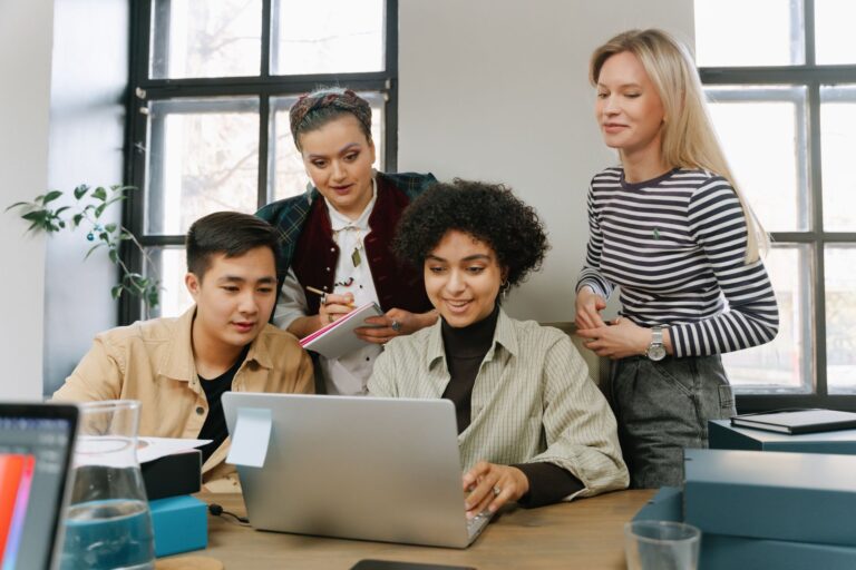 Quiz RGPD gratuit testez vos — employés faisant un quiz sur ordinateur