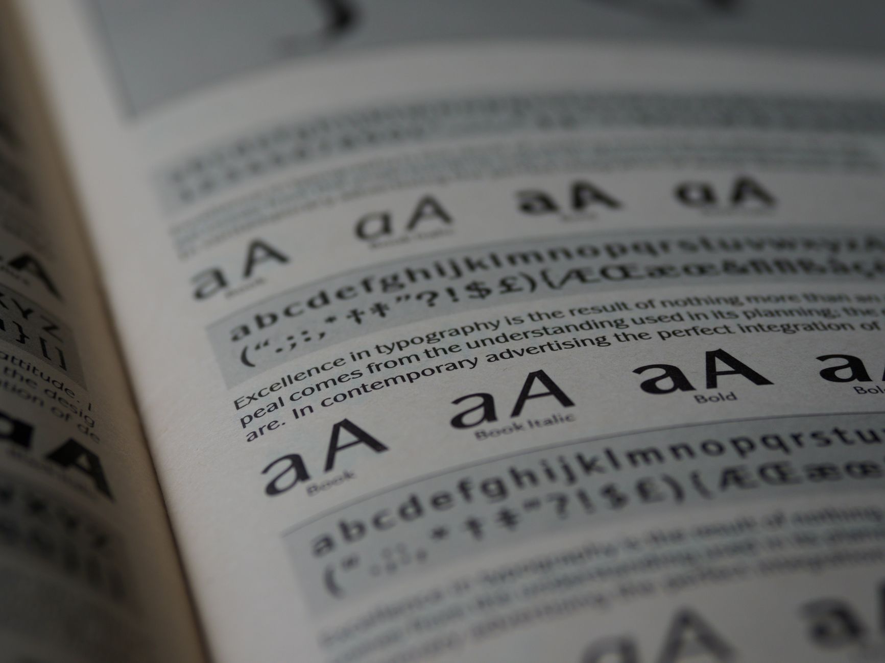 Sans serif vs serif : définitions typographiques claires et visuelles — comparaison typographie serif sans serif