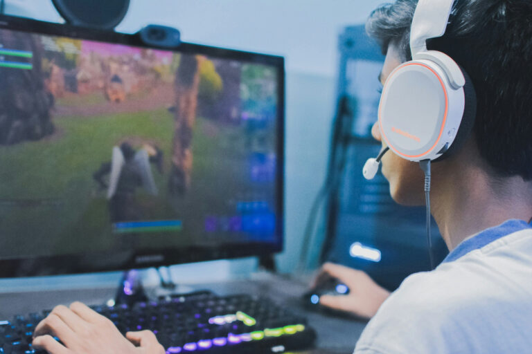 Découvrez 5 bonnes raisons de louer un serveur dédié pour optimiser vos parties multijoueurs : performances, stabilité, contrôle total, sécurité renforcée et expérience de jeu améliorée.