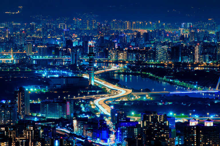 Combien de Smart Cities dans — skyline de ville intelligente avec technologie