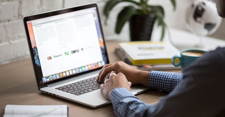 Découvrez les critères essentiels pour choisir un fournisseur d'email professionnel adapté à vos besoins, garantissant sécurité, fiabilité et performance.