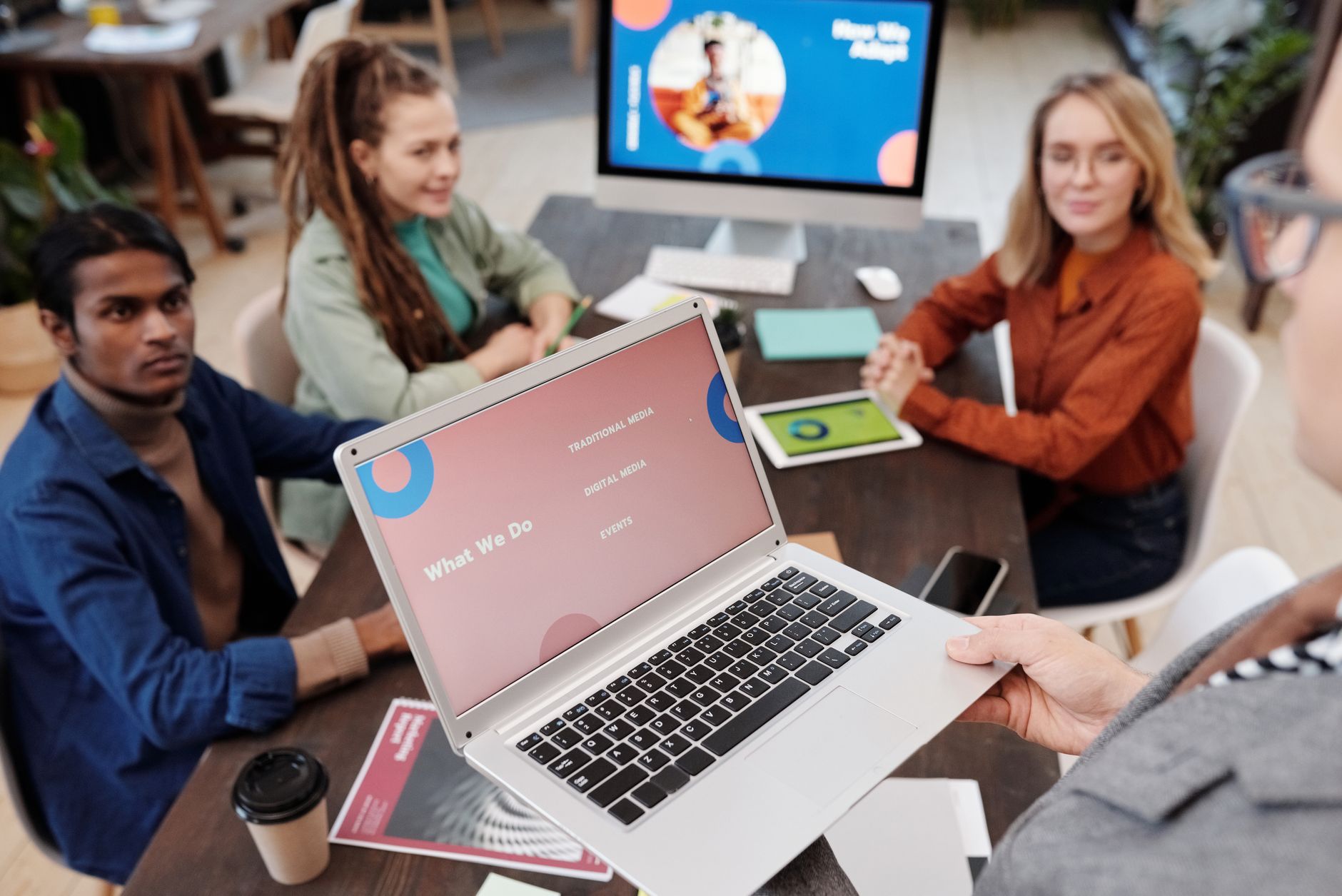 Agence web Reims et création de sites internet professionnels pour les entreprises locales — équipe agence web réunion bureau