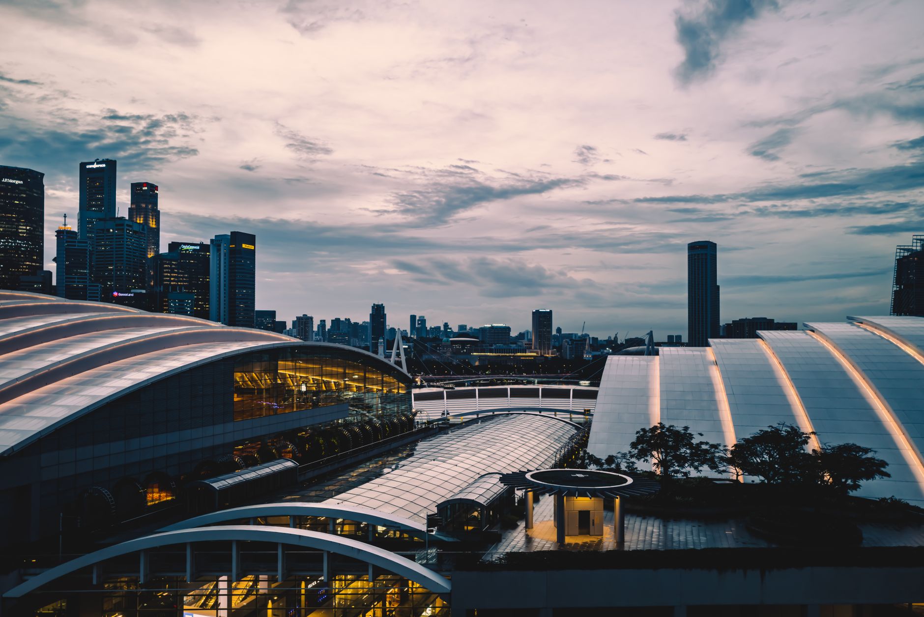Combien de Smart Cities dans le monde aujourd’hui et comment lire les chiffres clés — skyline de ville intelligente avec technologie