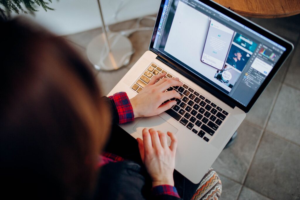 Comment ajouter une typo sur — écran d'ordinateur montrant typographie Photoshop