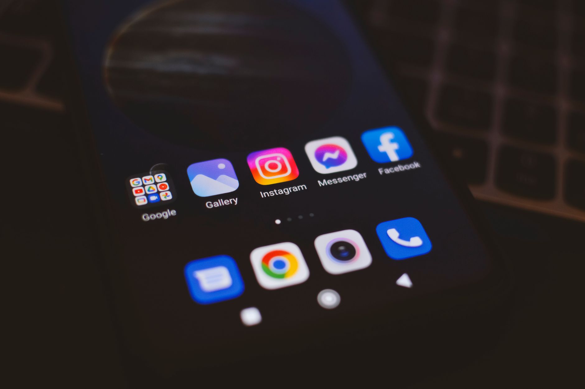 Shadowban Instagram : comprendre ce que c’est vraiment et ce que ça n’est pas — application Instagram sur écran de smartphone