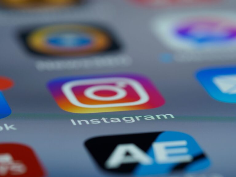 Comment savoir si on est — application Instagram sur écran de smartphone