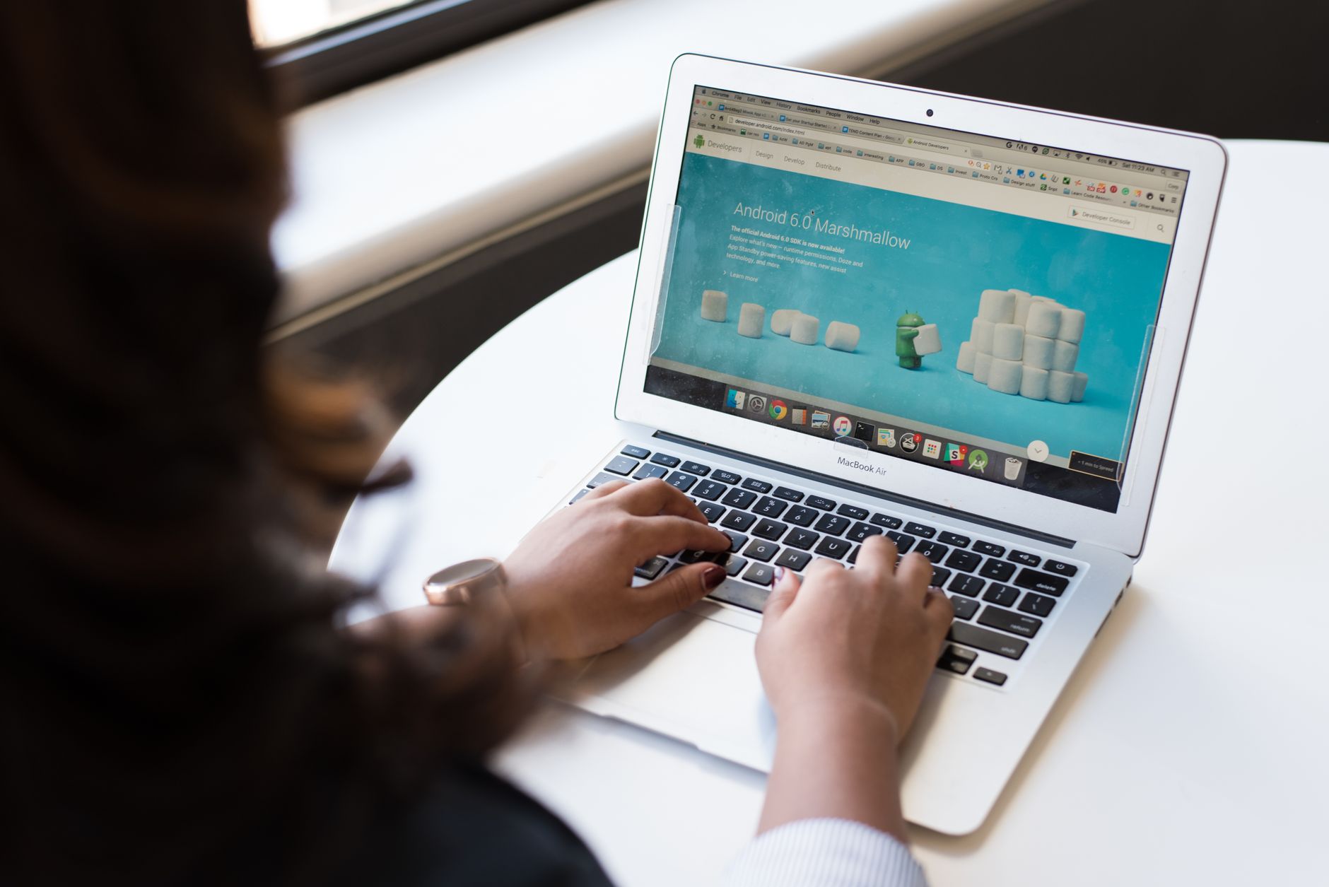 Comment un coup d’œil sur l’URL et la page suffit souvent à jauger la fiabilité d’un site internet — analyse de site internet sur écran