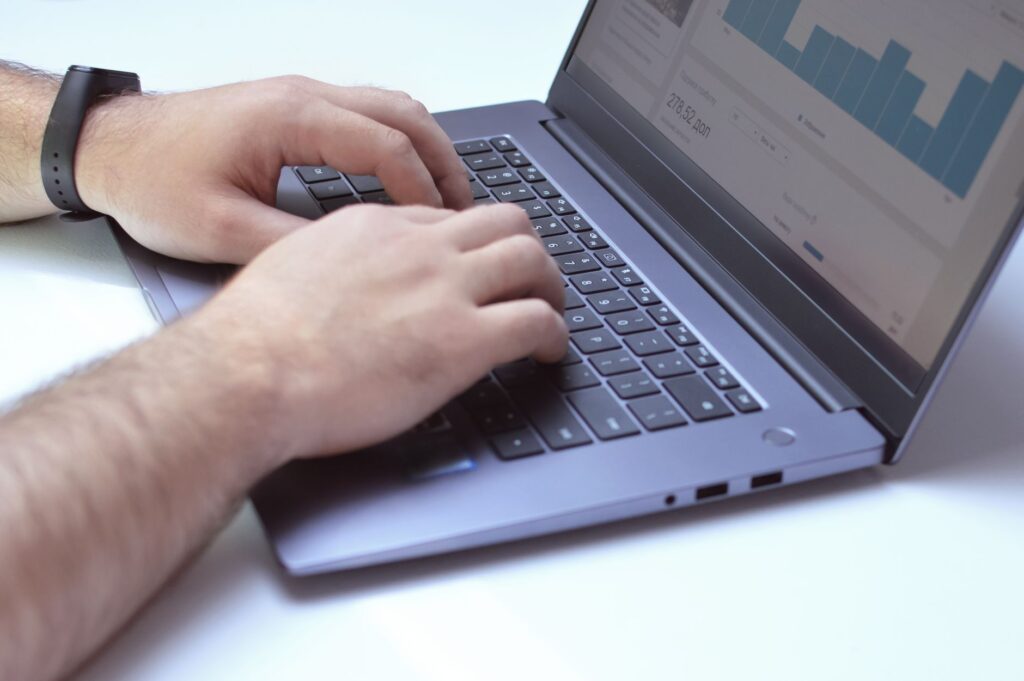 Comment vérifier la fiabilité d’un — analyse de site internet sur écran